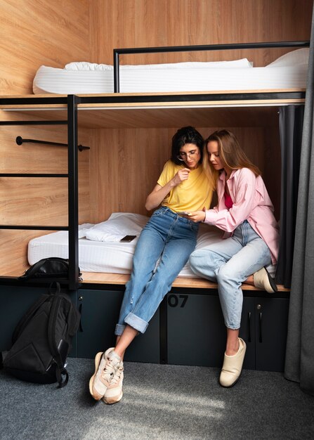 Foto volledig geschoten jonge vrouwen in een hostel