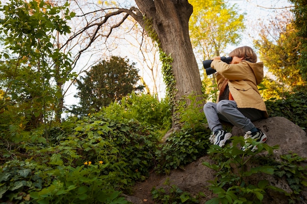 Foto volledig geschoten jongen die de natuur verkent