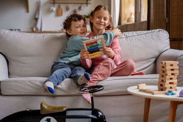 Foto volledig geschoten kinderen die geheugenspellen spelen