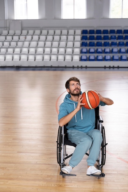 Volledig geschoten man die basketbal speelt