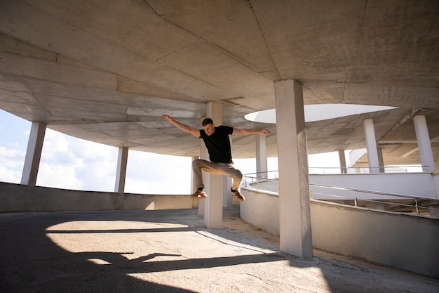 Foto volledig geschoten man die buiten parkour traint