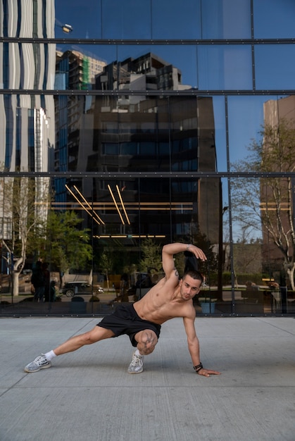 Foto volledig geschoten man die parkour-training doet