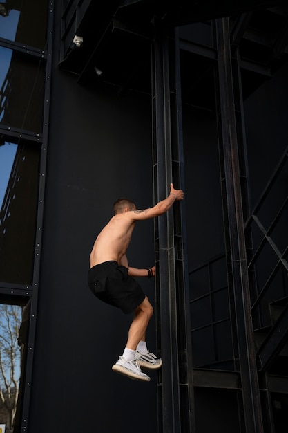 Foto volledig geschoten man die parkour-training doet