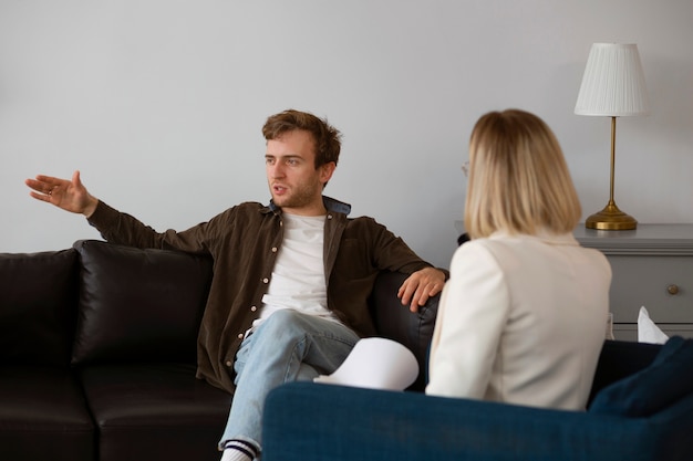 Foto volledig geschoten man die therapie ondergaat