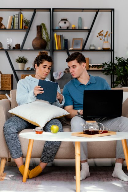 Volledig geschoten man en vrouw die tablet bekijken