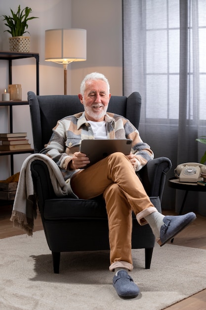 Foto volledig geschoten man met tablet