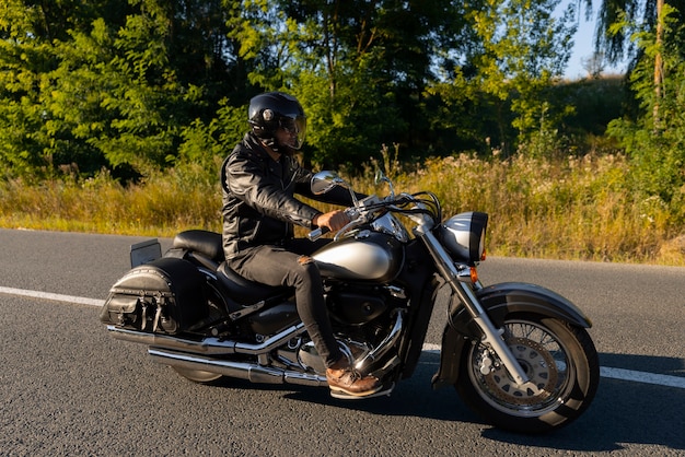 Foto volledig geschoten man op een motorfiets