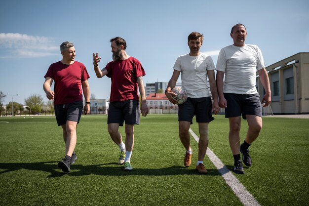 Foto volledig geschoten mannen op voetbalveld