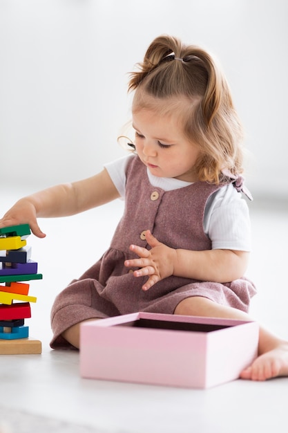 Foto volledig geschoten meisje spelen met speelgoed