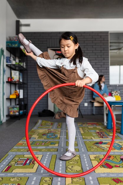 Foto volledig geschoten meisjestraining met cirkel