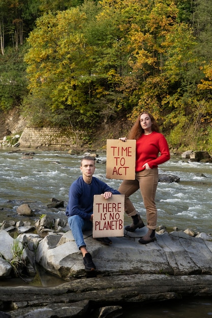 Foto volledig geschoten mensen met spandoeken