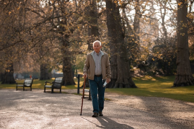 Foto volledig geschoten oude man die een wandeling maakt