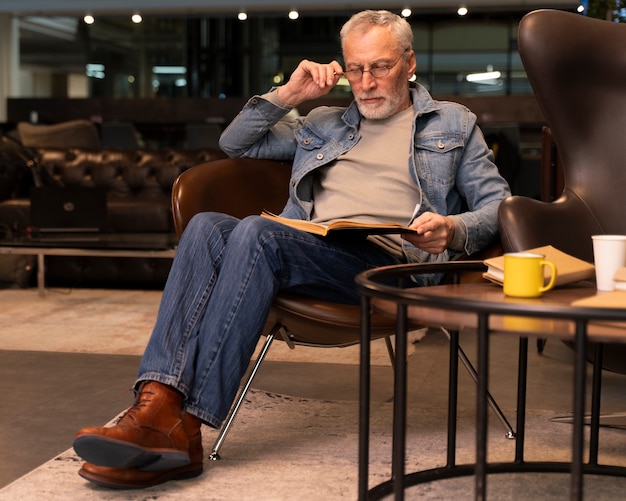 Foto volledig geschoten oude man leesboek