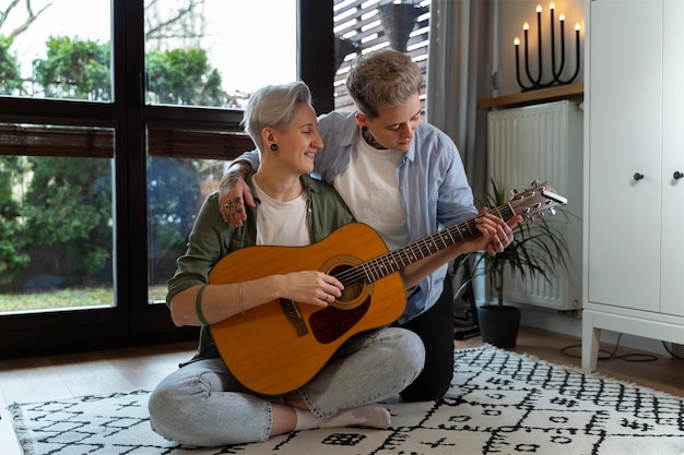 Foto volledig geschoten romantisch lesbisch koppel met gitaar