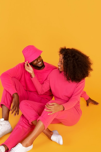 Volledig geschoten schattig paar poseren samen in de studio