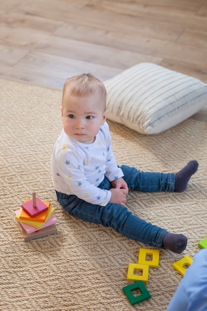 Volledig geschoten schattige baby thuis