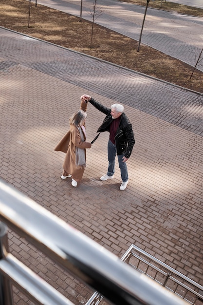 Volledig geschoten senior paar dat buiten danst