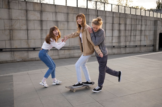 Foto volledig geschoten smileymensen op skateboard buiten