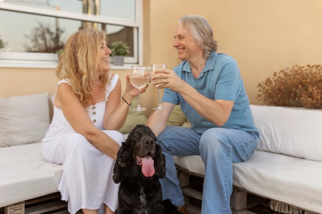 Foto volledig geschoten smileypaar met drankjes