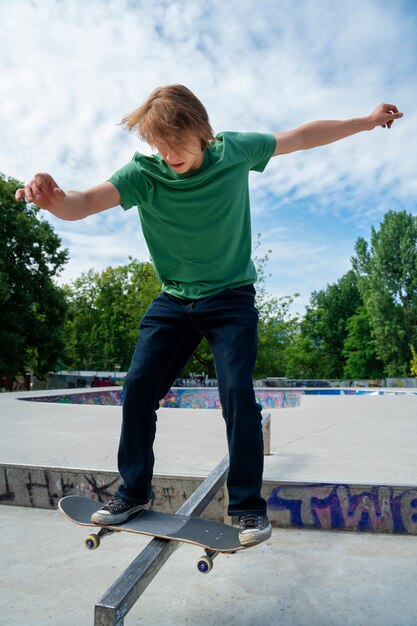 Volledig geschoten tiener glijden met skateboard