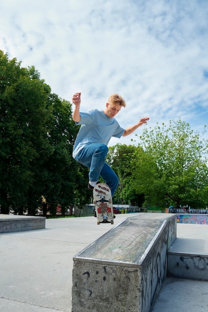 Volledig geschoten tiener op skateboard buitenshuis