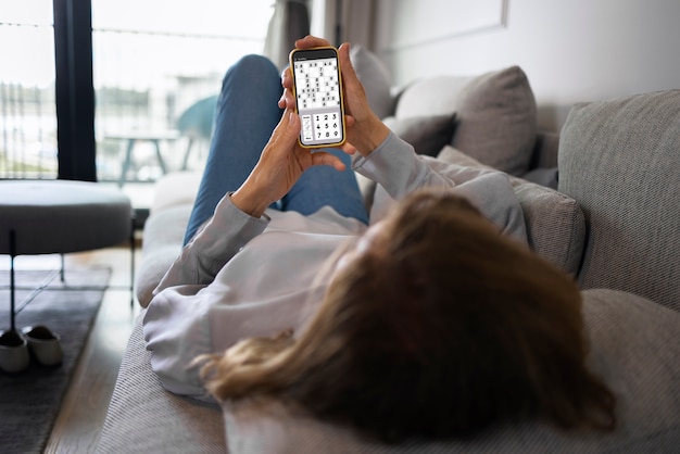 Foto volledig geschoten vrouw die een pauze neemt met smartphone