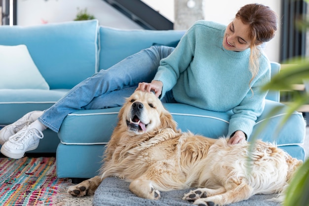 Volledig geschoten vrouw die hond aait