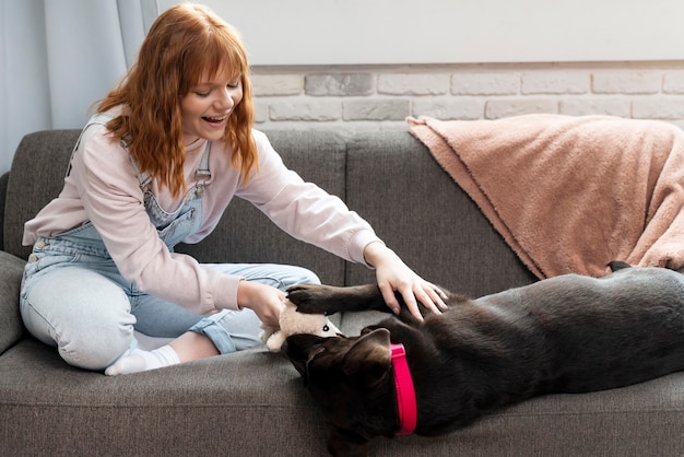 Volledig geschoten vrouw die hond aait