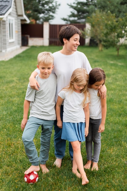 Volledig geschoten vrouw die kinderen knuffelt