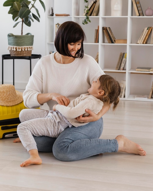 Foto volledig geschoten vrouw die met meisje speelt