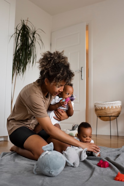 Volledig geschoten vrouw die voor baby's zorgt