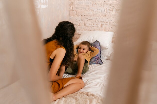 Volledig geschoten vrouw en kind in bed