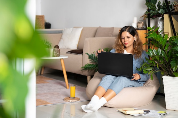 Volledig geschoten vrouw met laptop het werken