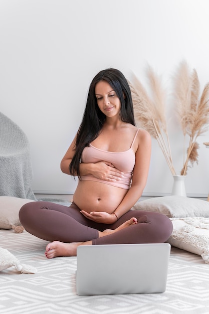 Foto volledig geschoten vrouw met laptop