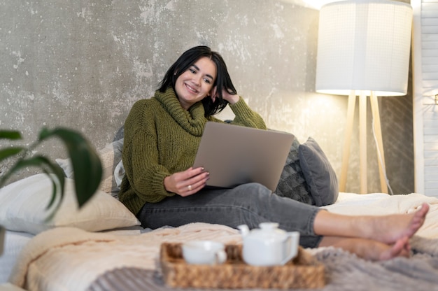 Foto volledig geschoten vrouw met laptop