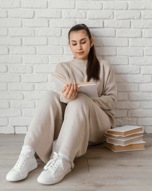 Foto volledig geschoten vrouw op het boek van de vloerlezing