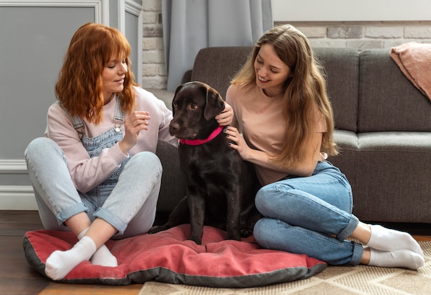 Volledig geschoten vrouwen die hond aaien