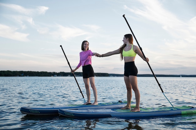 Volledig geschoten vrouwen op paddleboards