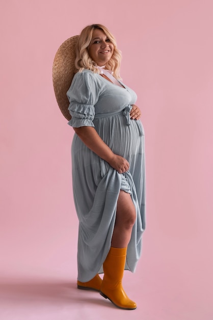 Foto volledig geschoten zwangere vrouw poseren in studio
