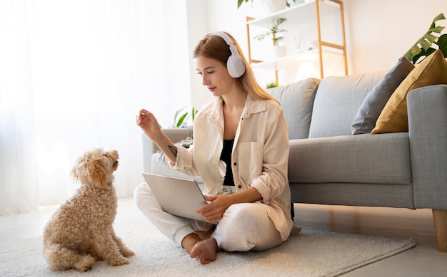 Volledig geschotene vrouw die aan laptop binnen werkt