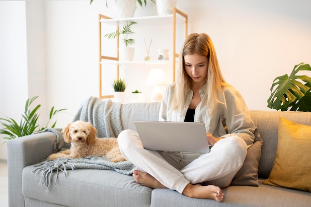 Volledig geschotene vrouw die aan laptop werkt