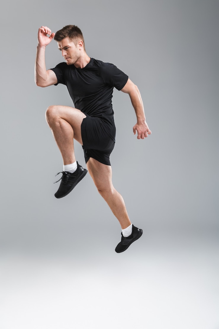 Foto volledig lengteportret van een geconcentreerde jonge sportman