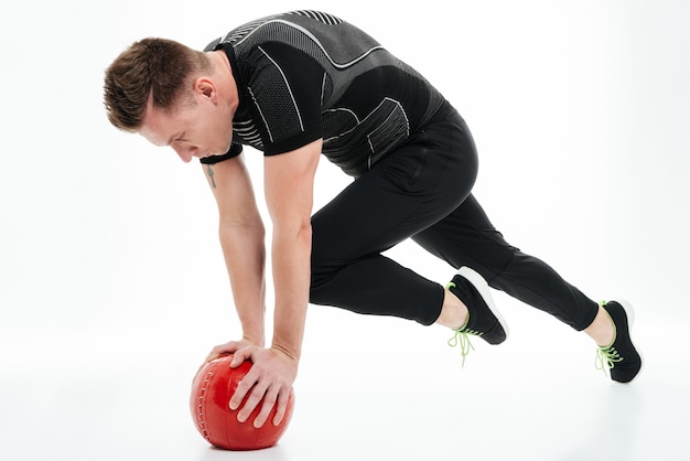 Volledig lengteportret van een gezonde atletenmens die oefeningen doet