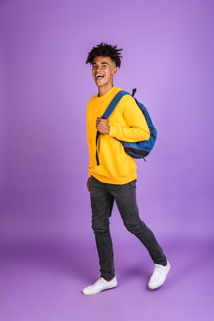 Volledig lengteportret van een vrolijke jonge Afro-Amerikaanse man