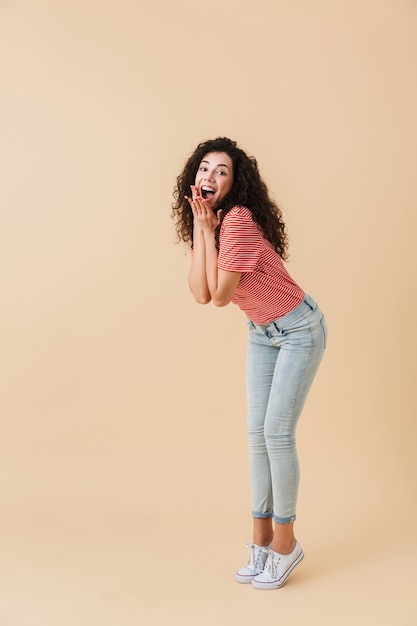 Volledig lengteportret van een vrolijke jonge vrouw