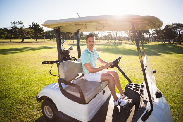 Volledig lengteportret van mensenzitting in golf met fouten