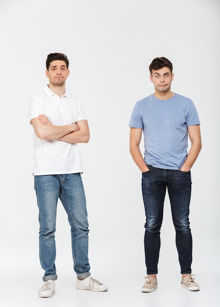 Volledig lengteportret van twee verwarde jonge mannen