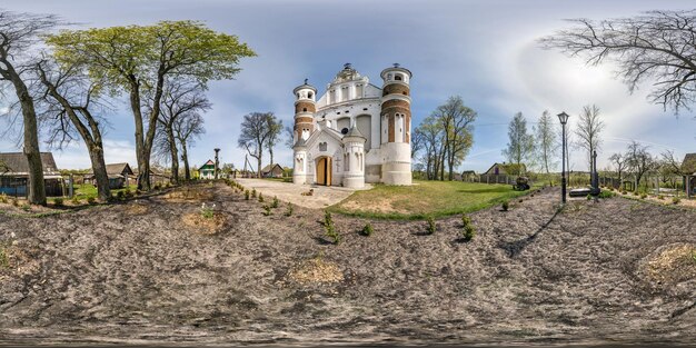 Volledig naadloos bolvormig hdri-panorama 360 graden hoekweergave bij de ingang van de oude orthodoxe verdedigingskerk in equirectangular projectie met zenit en nadir VR AR-inhoud