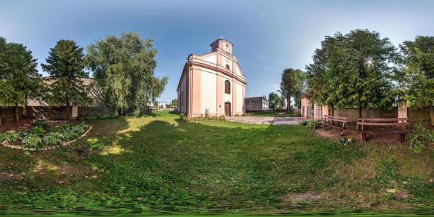 Volledig naadloos bolvormig hdri-panorama 360 graden hoekweergave in de buurt van neogotische katholieke kerk in klein dorp in equirectangular projectie met zenit en nadir AR VR-inhoud