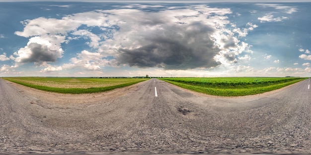 Volledig naadloos bolvormig hdri-panorama 360 graden hoekzicht op asfaltweg tussen velden in zomerdag met geweldige wolken in equirectangular projectie klaar voor VR AR virtual reality-inhoud